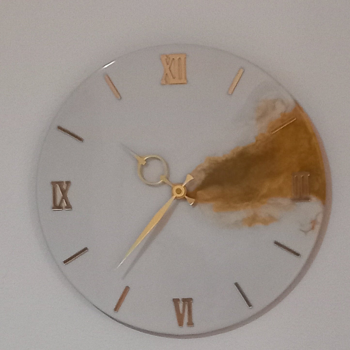 Orologio di design in resina effetto marmo fatto a mano Pollon Resinart