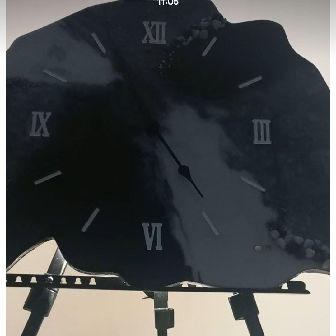 Orologio di design in resina effetto marmo realizzato a mano Pollon Resinart