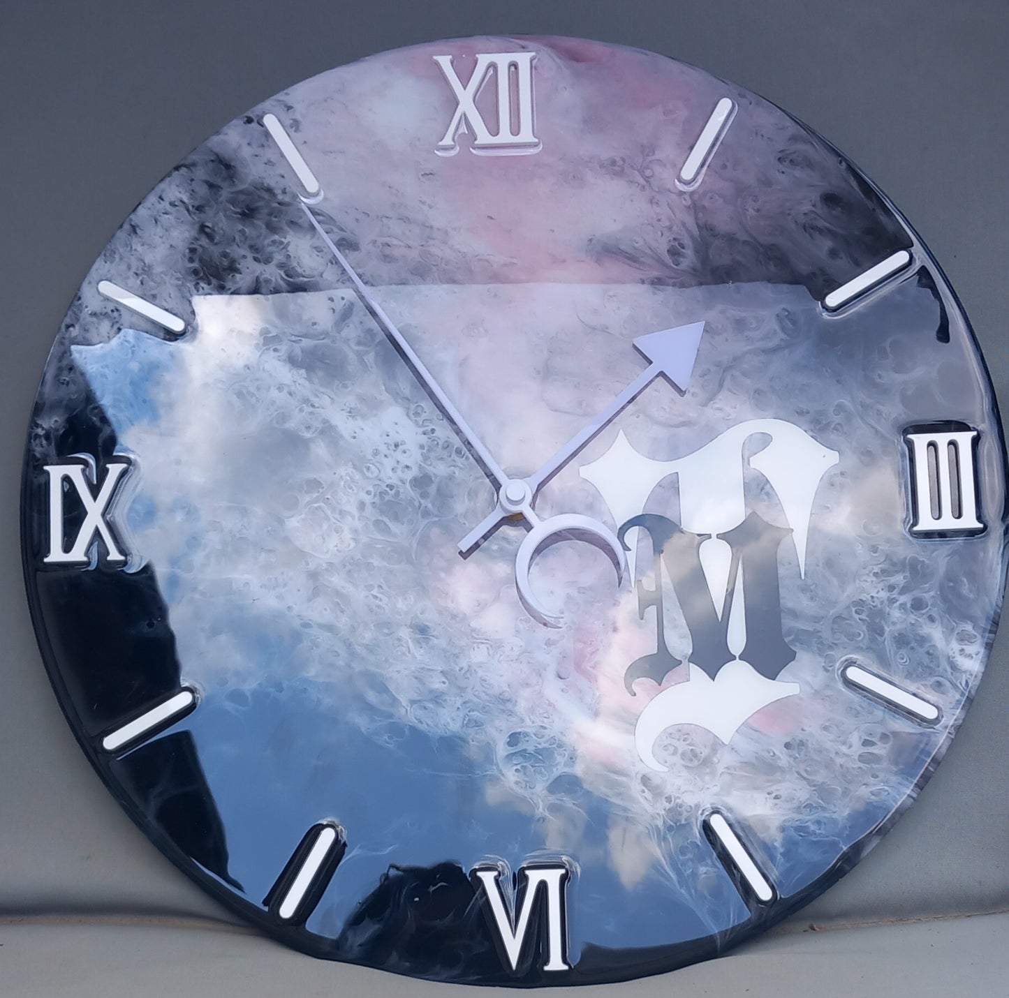 Orologio di design in resina effetto marmo fatto a mano Pollon Resinart