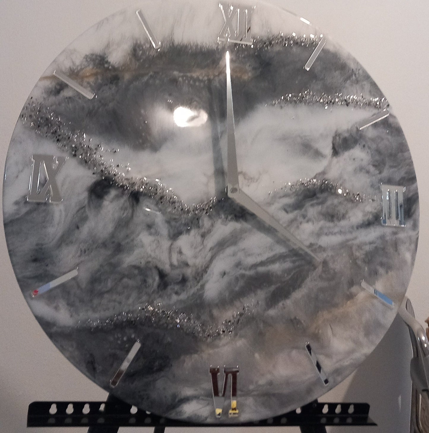 Orologio di design in resina effetto marmo fatto a mano Pollon Resinart