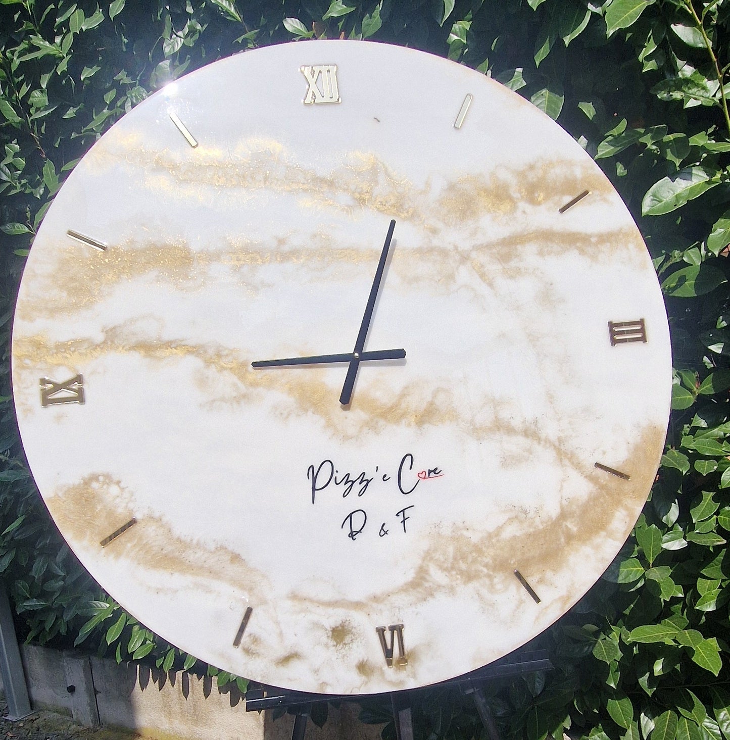 Orologio di design in resina effetto marmo realizzato a mano Pollon ResinartOrologio di design in resina con retroilluminazione LED, realizzato a mano e personalizzabile. Creazione esclusiva Pollon Resinart.