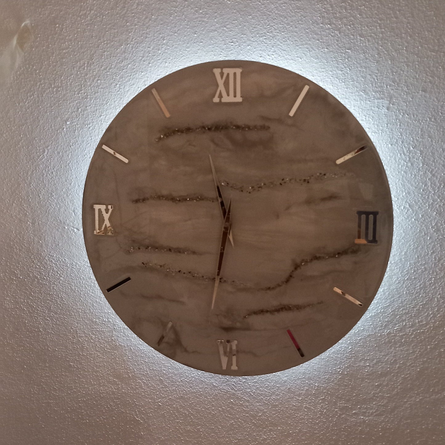 Orologio di design in resina retroilluminato Pollon Resinart