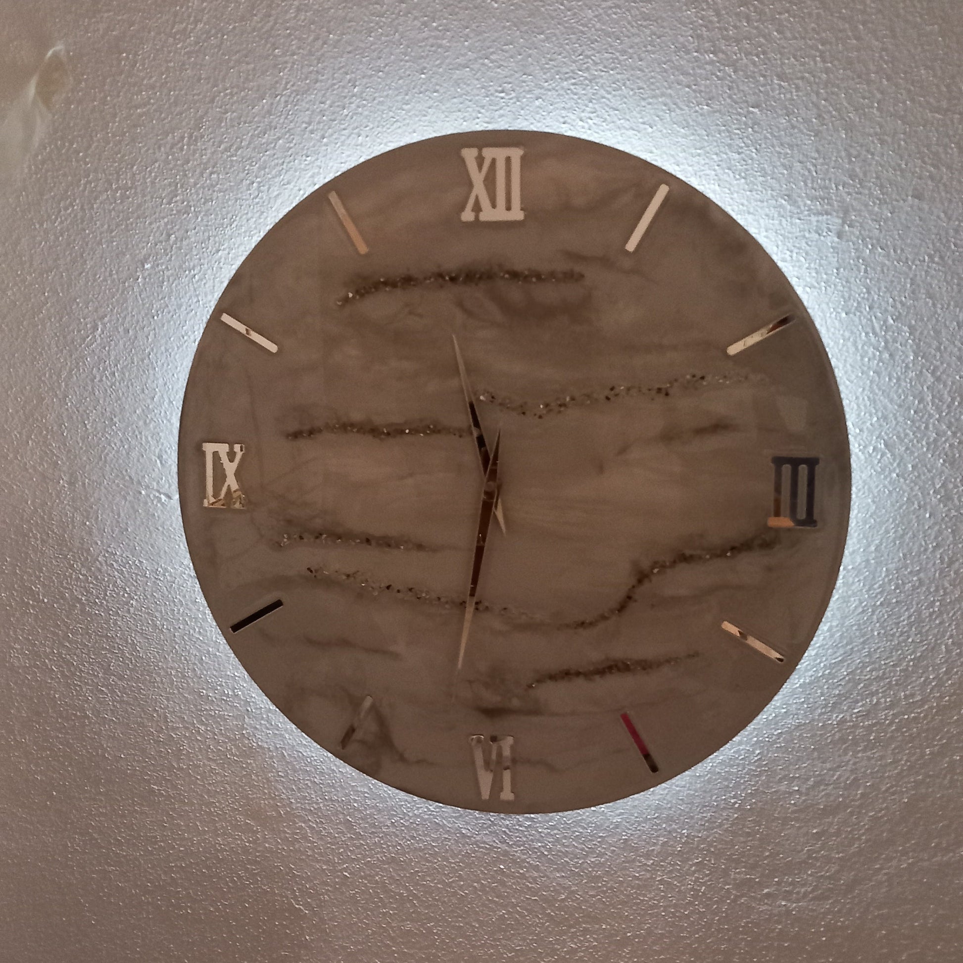 Orologio di design in resina retroilluminato Pollon Resinart