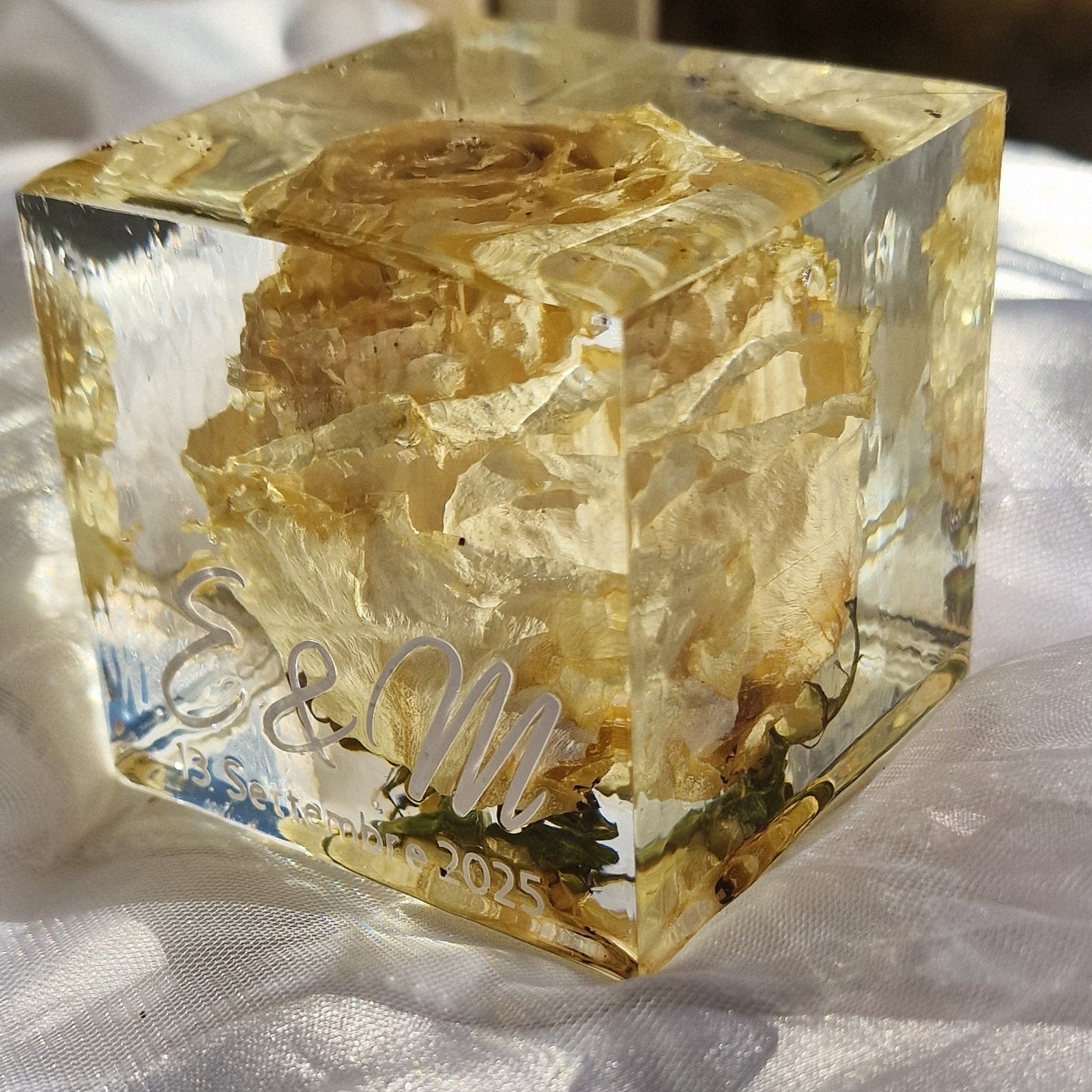 Conservazione bouquet da sposa in resina forma cubo realizzata a mano Pollon Resinart