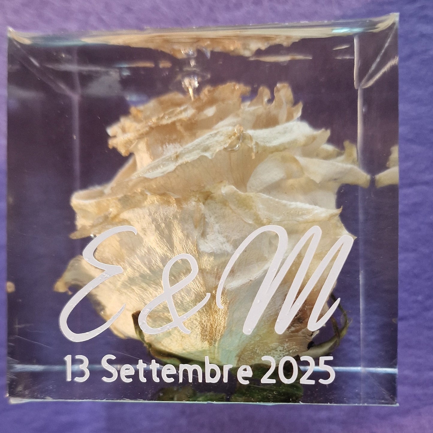 Conservazione bouquet da sposa in resina forma cubo realizzata a mano Pollon Resinart