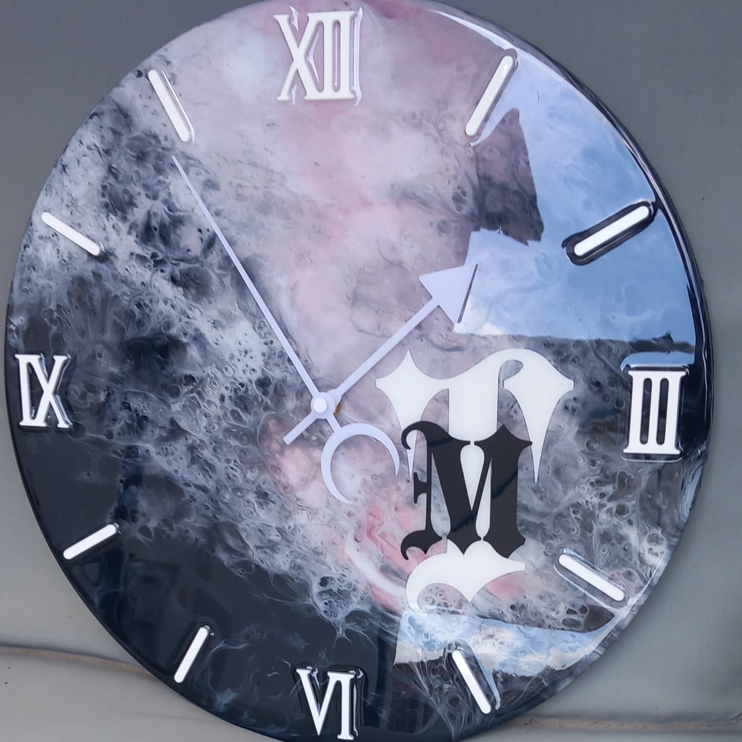 Orologio di design in resina personalizzato con logo o scritta